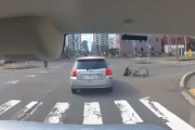 【動画】信号無視してクルマにはねられた自転車JK、我々にサービスしてくれる
