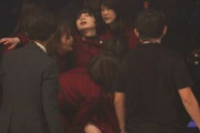 【悲報】欅坂46平手友梨奈さん、また紅白で1分30秒の不協和音(口パク)が終わった後にぶっ倒れる