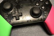 【急募】Switchのプロコン買ったらヌチャヌチャするんだが仕様か？スプラ版だが