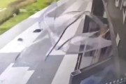 【動画】台風12号に少女がベッドごと飛ばされてしまう事故。