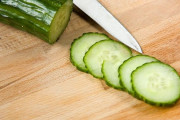 【悲報】きゅうり「95％が水分です、栄養ありません、不味いです」