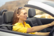 【朗報】女性は男性よりも車の運転が上手いことが判明