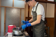京都の染色職人が見せる、虫由来の樹脂で染める紫の絞り染め