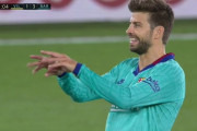 ◆悲報◆バルサDFジェラール・ピケさん、マドリーのVARを揶揄するジェスチャーを試合中にやってしまう