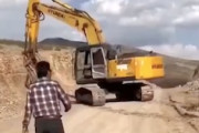 【動画】制御不能に陥った重機を止めようとした男性が(@_@;)