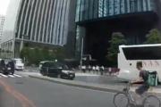 【動画】ウーバーイーツ配達員、車道の真ん中を自転車で走ってしまう
