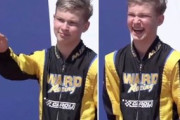 【画像】カート選手権で優勝したロシア選手（15）、表彰式でナチス式敬礼からの大笑いして解雇