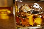 【衝撃画像】「ウィスキーの水割り。風呂入ってる間に冷凍庫に入れとこ」　→　結果、僅かの間で信じられない変化が…なにこれｗｗｗｗ