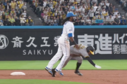 【速報】日ハムハンソン、思いっきりランナーにぶつかる