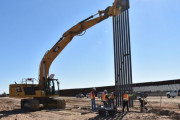 メキシコ国境に新たに設置されたばかりの壁が強風で倒れる…米カリフォルニア州！