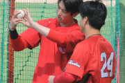 カープ森下、ドラ1黒原にカーブを教える！初キャッチボール後に『森下塾』開講