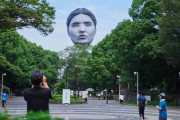 東京都の空に浮かぶ謎の巨大な「顔」現代アートのプロジェクト