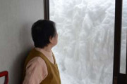 【画像】秋田のお婆ちゃん、あまりの大雪で詰む
