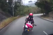 【衝撃映像】カーブを曲がりきれなかったバイクが突っ込んでくるドラレコ(°_°)