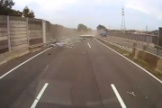 【動画】高速道路を走行中のトラックが横転…荷台に積んでいた足場が散乱