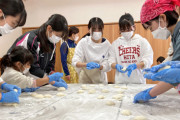 【画像】女子高生らが独居高齢者に正月の餅を手作り配布