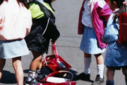 毎日4人分のランドセルを持たされ他の友達より10m離れて歩き半泣きになりなっている小学生Aがいた！ある日Aがランドセルを落としたらしく小突き合いの喧嘩になった…
