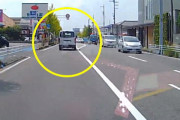 居眠り運転？豊田市で対向車線の軽四を破壊して街路樹をなぎ倒すレジアスエースが撮影される。
