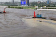 【動画】 ゲリラ豪雨で 浦和競馬場が水没、レースが急遽中止になり会場騒然