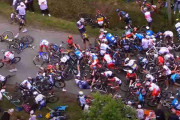 ツール・ド・フランスで選手に接触の女性逮捕　クラッシュ引き起こす／自転車