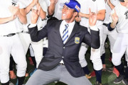 中日ドラフト1位ブライト健太、武藤のポーズを披露
