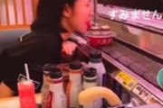 【悲報】ベトナム美女、回転寿司の回ってる寿司をペロペロなめる