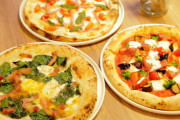 ピザ屋さんに入ったら食べ放題のお店だった。そこまでお腹すいてなかったし、彼にこの店出て別のところ行こうって言ったのにモジモジするだけ