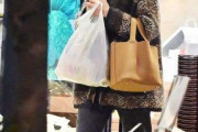 多忙の合間を縫って麻布の高級スーパーで…鈴木京香 「美しすぎる買い物姿」