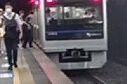 【動画】 小田急線、全線で運転見合わせで騒然　新百合ヶ丘で 信号機故障 「全員電車おろされ」「死んでます」 運転再開の見込み立たず