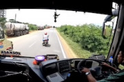 【動画】全力で運転するインドのバスｗｗｗバイクをひき殺す勢いかよｗｗｗｗ