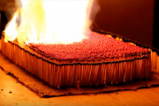 文字通りの大炎上。6000本のマッチでドミノ的火の連鎖を作り上げた炎上動画