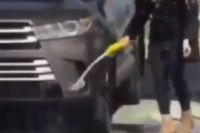 【動画】女さん、ガソリンで車を洗ってしまうｗｗｗｗｗ