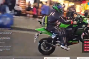 【動画】ハロウィンNGの渋谷で、バイク乗りがイキったのかウィリーをしてタクシーに突っ込んでしまう…
