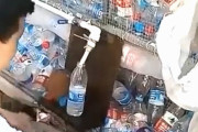 【動画】中国式リサイクル、空きペットボトルを回収し水道水を詰めて再販売～！