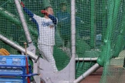 中日松中コーチ(51)、選手に手本を見せようと打つもフェンス直撃連発で「中々入らん。やっぱ広いわ」