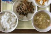 【驚愕】日本の給食を見た韓国人「こんなに少ないの？」「米だけはいつも食べてんな(笑)」