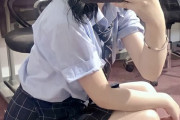 【JK】電車のシートにスカートを敷かずパンツで直に座るJKについて