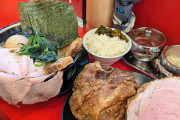 【画像】3000円でこの肉塊が食べられる家系ラーメン店w