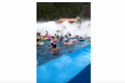 【動画あり】『津波のプール』という名前のアトラクションで機械の故障により“想定外の津波”発生、４４人が負傷－吉林省
