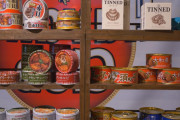 海外「大阪・道頓堀川 300以上の缶が食べられる」缶詰レストランに行ってみた