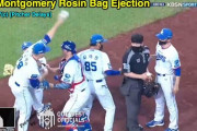 韓国野球で判定にキレた選手が審判にロジンバッグを投げつける！（海外の反応）