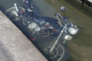 【悲報】路駐のバイク、凄惨な仕打ちを受けてしまう