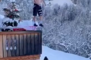 思いっきり雪の風呂に飛び込め！３階からふかふかの雪に裸でダイブ。海外の反応