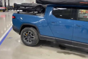 キャンパー垂涎のクルマ！？キッチン完備のピックアップトラック「Rivian R1T Camp Kitchen」