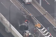 名古屋高速道路でバス横転、炎上　2人が心肺停止