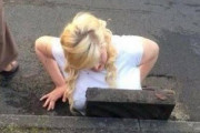 イギリス人JK、排水溝に落ちるも胸のおかげで助かる