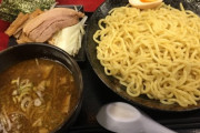 「濃厚魚介豚骨つけ麺」というどの店で食べても同じ味のする謎食品