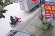 【衝撃】バイクが駐車中のトラックに突っ込んでしまう事故の映像が公開される。