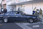 車がビルに突っ込む、97歳男性「車に乗っていなかった」