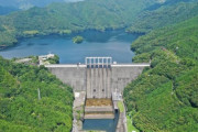 【四国】 早明浦ダム、雨不足で水底の旧役場が9年ぶりに姿現す